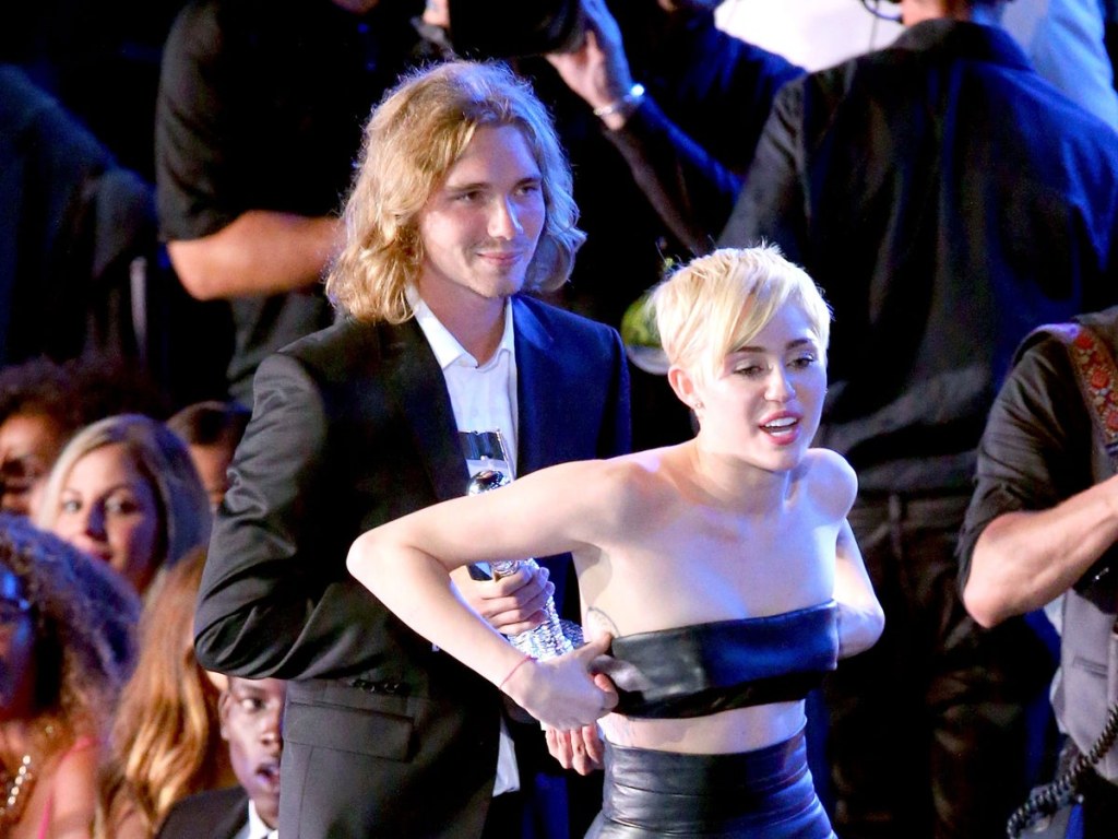 Picture of: Miley Cyrus’ homeless MTV VMAs date, Jesse Helt, is wanted by the